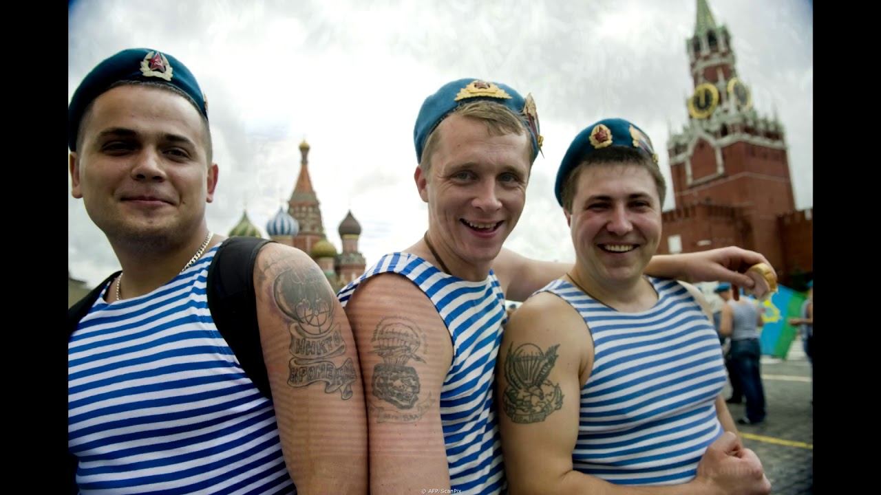 Парни в тельняшках