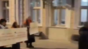 "ВСТАВАЙ !" —песня посвящена национально-освободительной борьбе против диктата США