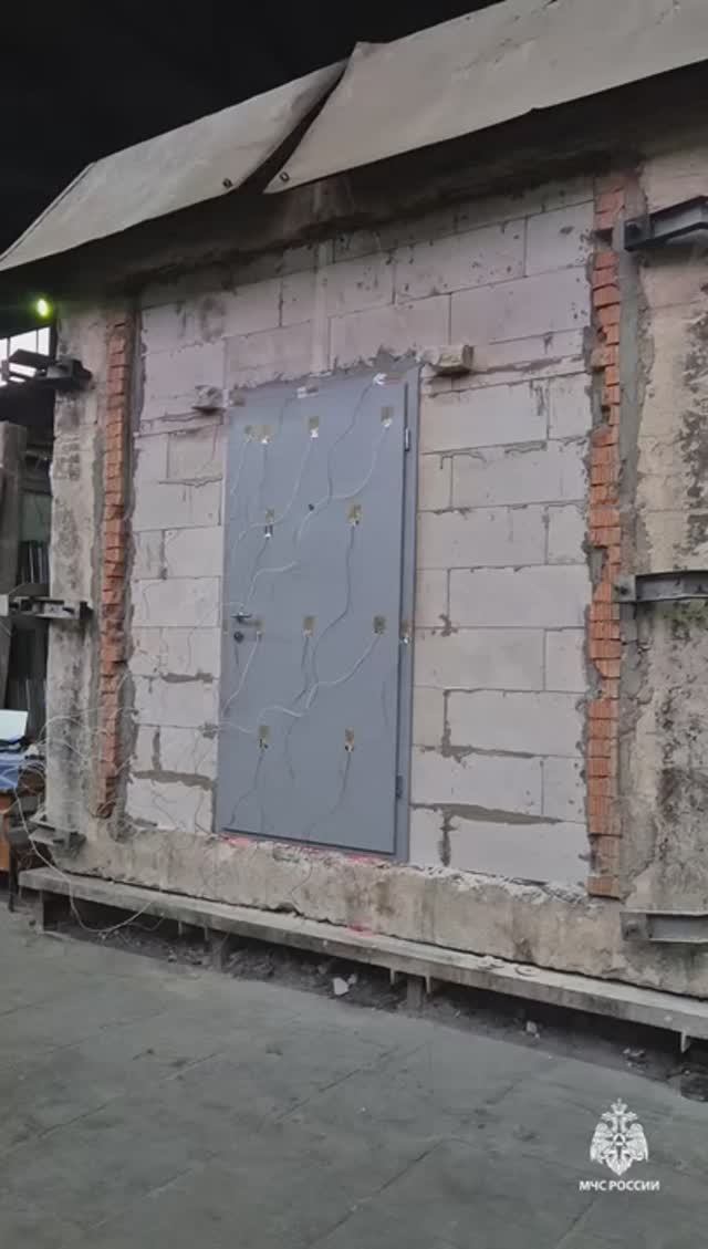 Как испытывают противопожарные двери при температуре около 800 градусов?