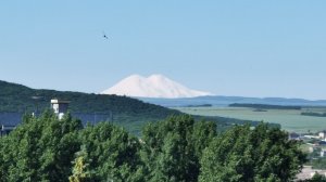 Вид на гору Эльбрус из окна нашей квартиры в г. Пятигорск. Видео из моего архива 11.06.2022 г.