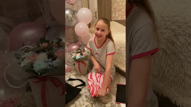 Распаковка подарков на  др: цветы, шарики мозаика)))