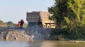 Потрясающе! ! Проект по бросанию больших камней в озеро, чтобы проложить дорогу