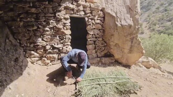 🛠Мужчина строит каменное убежище под скалой / выживание в пещере