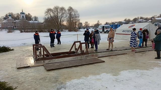 Псков. Крещенские купания. Спасо-Преображенский Мирожский мужской монастырь.