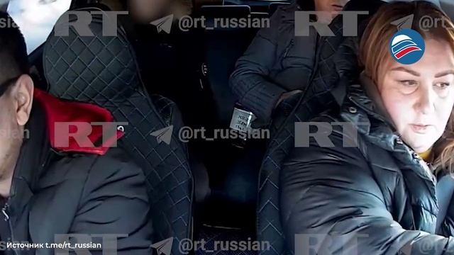 Такси-драма: пассажирка пыталась отобрать руль у водителя и обвинила в распускании рук смотреть онлайн