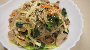 Традиционная корейская кухня: Крахмальная лапша с овощами или Чапче (잡채)
