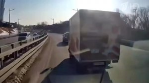 Во Владивостоке задержан водитель, создавший аварийную ситуацию с машиной скорой.