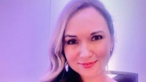 Девушка стоит на носочках 8 минут