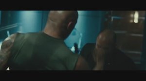 Форсаж 7 Эпичная драка Люка Хоббса и Деккарда Шоу. Ненавидящих друг друга.