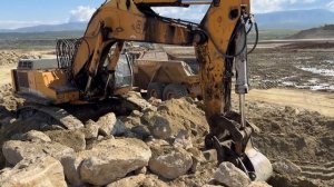 Гидравлические экскаваторы Liebherr 974 и Cat 352F. Погрузка слоев камня молотком на Bell B50D