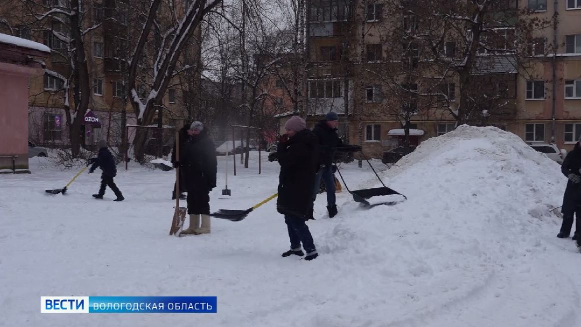 Сразу 15 снежных горок появилось во дворах Вологды смотреть онлайн