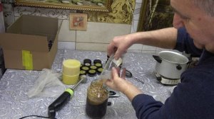 Крем - Мазь на основе прополиса, забрусного воска и растительных масел.