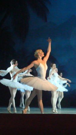 КОРОЛЕВА БАЛЕТА ОТМЕЧАЕТ ЮБИЛЕЙ.А ВОЛОЧКОВА. смотреть онлайн