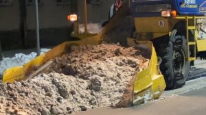 Ночной снеговывоз в Великом Новгороде