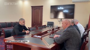Глава Сергокалинского района Арсен Магомедов встретился с участником СВО Саидом Мусаевым