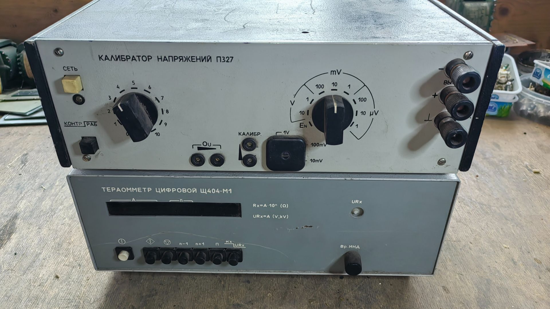 Разбор калибратора П327 и тераомметра Щ404-М1. Приборы, радиодетали, золото, платина, палладий. смотреть онлайн
