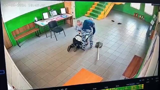 Полицейского избили в полиции