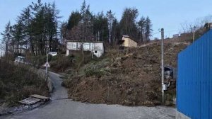 В Сочи оползень заблокировал дорогу