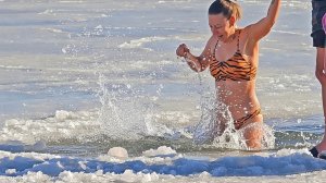 МАРИУПОЛЬ КРЕЩЕНИЕ в Очень Сильный ХОЛОД Купание в проруби🫧🏢Ремонт Жизнь Сегодня