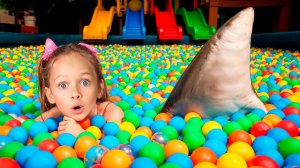 Весёлые игры в бассейне с Майей и друзьями!