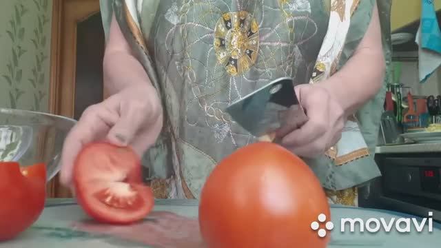 САЛАТ ИЗ ПОМИДОР С СЫРОМ И ОСТРОЙ ЗАПРАВКОЙ. смотреть онлайн