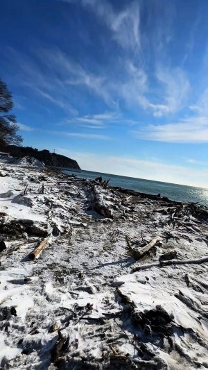 🌊🥶 Пляж села Криница после зимнего шторма. Почему не стоит строить дома на берегу открытого моря?