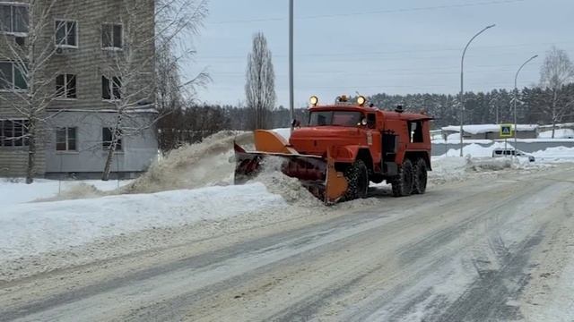 В Заречном коммунальщики ежедневно вывозят около 1000 кубометров снега смотреть онлайн