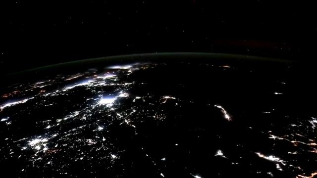 Завораживающие кадры ярчайшего полярного сияния с борта МКС смотреть онлайн