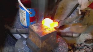 Масштабная ковка топоров уличными мастерами.