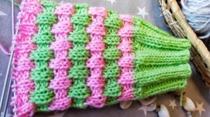 Интересные полоски на вязаных носочках / пристраиваем маленькие клубочки.