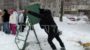 Председатель ТСЖ, несмотря на протесты жителей, сносит детскую площадку ради платной автопарковки