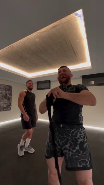 Мераб нашёл единственный способ справиться с Илией Топурией на спарринге 😂🤣 смотреть онлайн