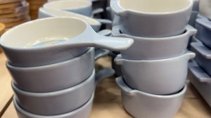 В Светофоре классные завалы посуды! Много новинок для кухни. Красивые тарелки, кружки, кастрюли.