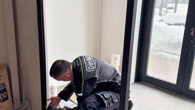 Монтаж лофт-тамбура для школы стилистов