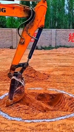 Pаботает ПРОФEССИОНАЛЬНЫЙ экскаваторщик.