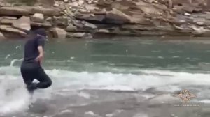 В КЧР полицейские задержали правонарушителя, который пытался убежать от них по руслу горной реки