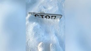 На Камчатке продолжается сильный снегопад.