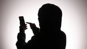 Хакеры нашли способ наживаться на ревности и желании россиян контролировать партнера