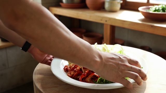 САЛАТ ИЗ МОЛОДОЙ КАПУСТЫ. Рецепт внутри! С Вас подписка, лайки и комменты! смотреть онлайн