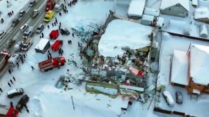 Крыша торгового центра рухнула под тяжестью снега в Новосибирске.