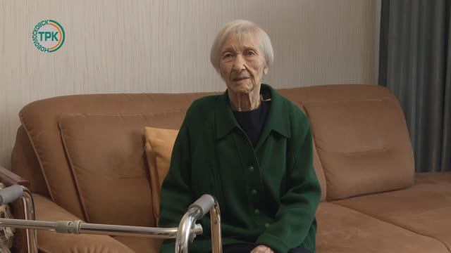Руслан Бутов поздравил со 100-летиеим жительницу Новомосковска Ульяну Насонову смотреть онлайн