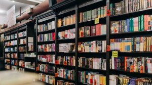 Поэзию он любит или за чем другим пришел в отдел поэзии, при этом иностранной? Посмотрим, удивимся