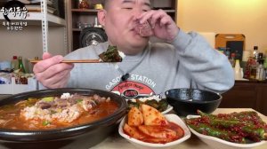 Мукбанг Морепродукты и РИС плюс КИМЧИ капуста,лук и дайкон. Пьем СОДЖУ и кушаем