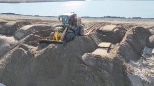 ✅ Хорошая Работа, Демонстрирующая Отличное Погружение Песка В Воду Большим Колесным Погрузчиком И М