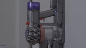 Dyson V8™ Тонкий беспроводной пылесос. Зарядка вашей машины