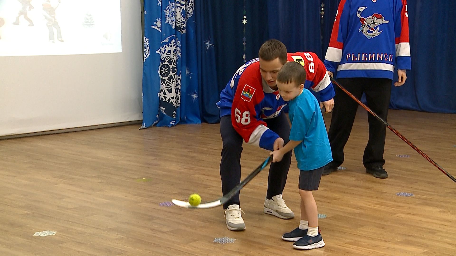(Рыбинск-40) ХОККЕИСТЫ ИСПОЛНИЛИ ЗАВЕТНОЕ ЖЕЛАНИЕ смотреть онлайн