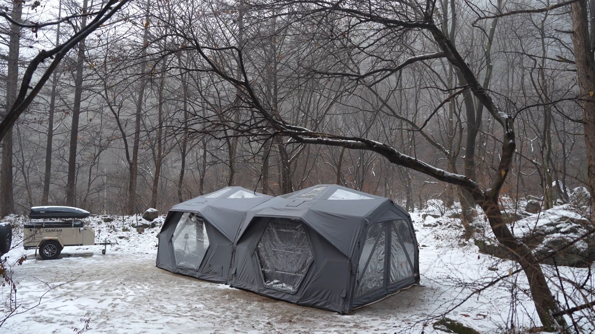 Кемпинг в заснеженном лесу с новой надувной палаткой Coody Hub Pro