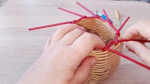 простые загибки для корзин из бумажной лозы, 4 варианта на коротких стойках