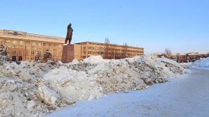 "Саратов хорошеет на глазах". Главная площадь города превращена в свалку грязного снега
