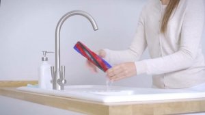 Dyson V8™ Тонкий беспроводной пылесос. Мытье легкой мягкой роликовой щетки.